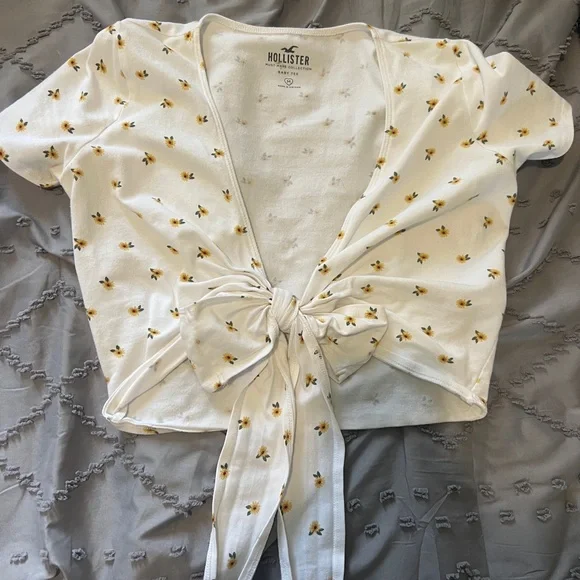 Hollister sunflower flattering wrap tie shirt - Picture 4 of 5